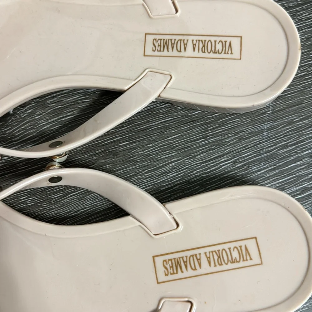 Victoria Adames Tan jelly bow thongs with pearls. Size 7. Never worn. - Picture 4 of 4